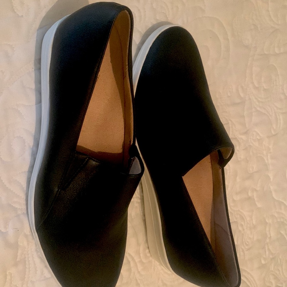 Naturalizer shoes black and white hills. I bought it as a gift